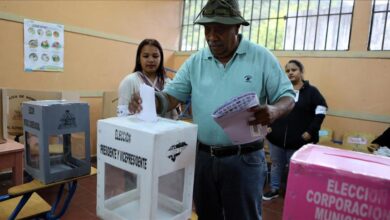 Un ciudadano hondureño ejerce su voto en uno de los centros capitalinos.(Foto de Archivo)