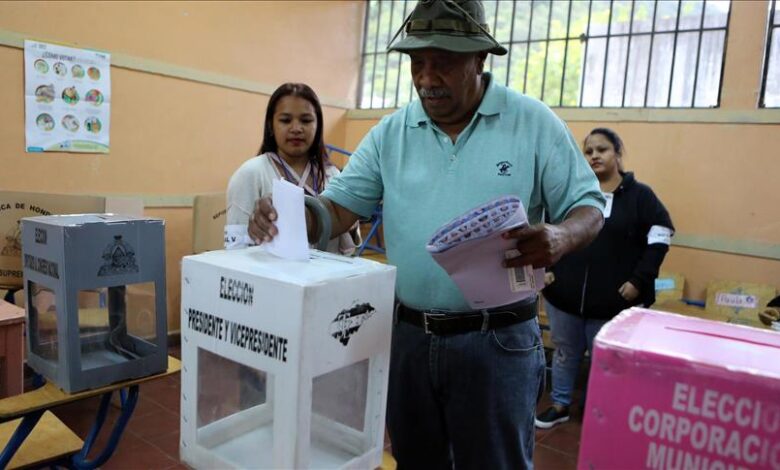 Un ciudadano hondureño ejerce su voto en uno de los centros capitalinos.(Foto de Archivo)